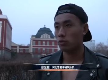 于是，他便对萧初然说：老婆，要抱也是等回屋之后再抱，毕竟爸妈还看着呢。